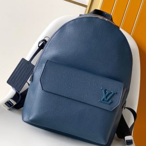 【p680 Chip】M23735 M23708 M57079 Black M59325 Gray M21362 Dark Green The all-new Aerogram backpack redefines contemporary style with refined elegance.Crafted from supple calfskin reminiscent of vintage aerogram paper, it features a matte metal logo. The main compartment and flap front pocket offer ample space for weekend getaways or urban exploration. Dimensions: 43 x 30 x 14 cm. 168650